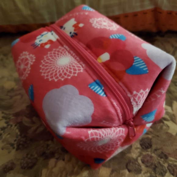 Hello kitty felt zipper pouch - Picture 3 of 6